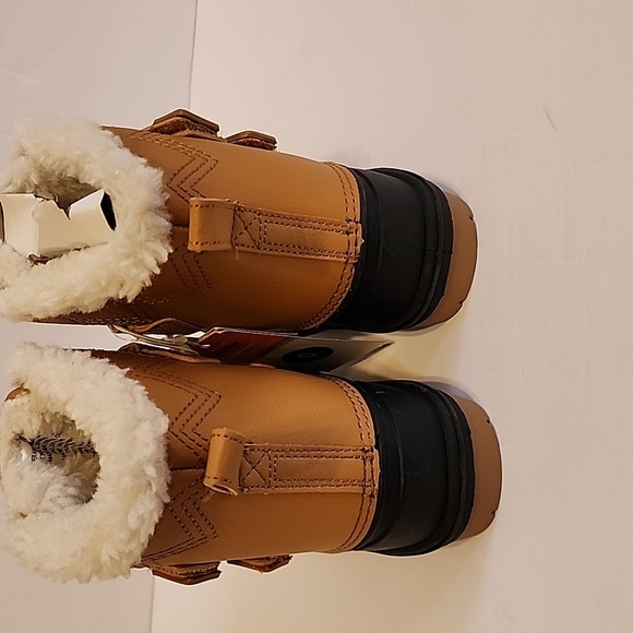 Cat and Jack brand winter boots for toddlers, size 6 - Picture 5 of 7